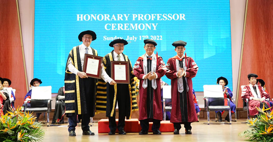 Danh hiệu Giáo sư danh dự được trao cho 2 vị Giáo sư Peter Shergold AC và Giáo sư Barney Glover AO vì những đóng góp to lớn vào nền giáo dục Việt Nam.