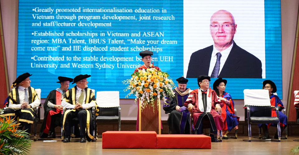 GS. TS. Sử Đình Thành, Hiệu trưởng Đại học Kinh tế TP. Hồ Chí Minh phát biểu trước khi trao bằng Giáo sư danh dự cho Giáo sư Barney Glover AO 