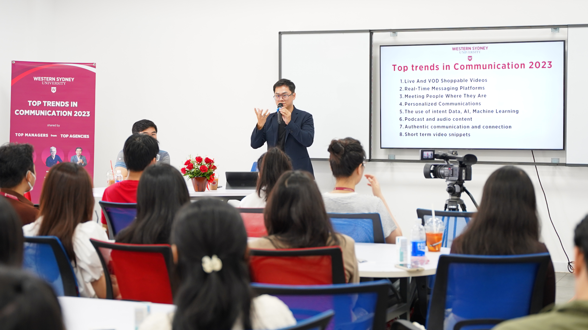 Mở đầu buổi workshop, thầy Phú đã đưa ra lời giải đáp về những thắc mắc thường gặp về ngành truyền thông
