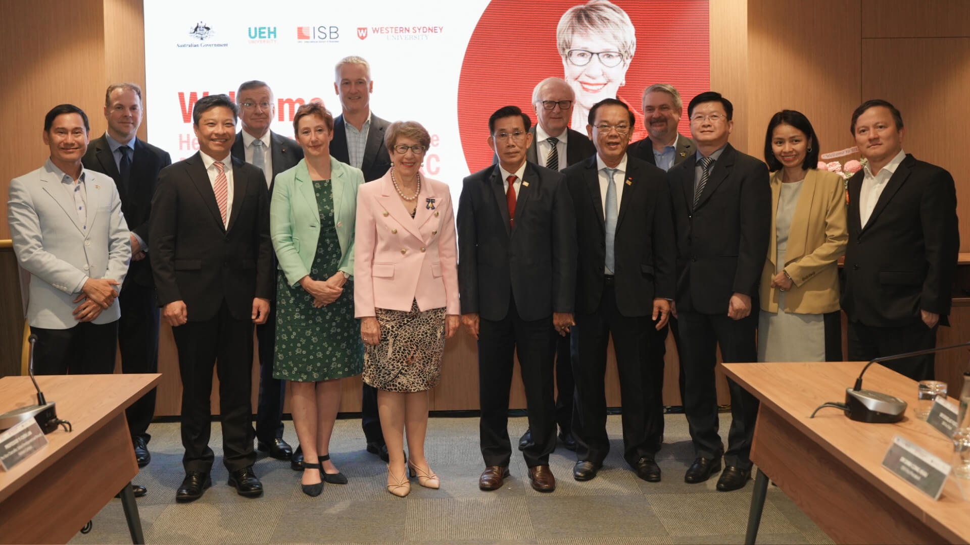 Bà Margaret Beazley, Thống đốc bang New South Wales đã đồng hành cùng các đại diện từ Đại học Western Sydney trong chuyến viếng thăm Đại học Kinh tế TP. Hồ Chí Minh