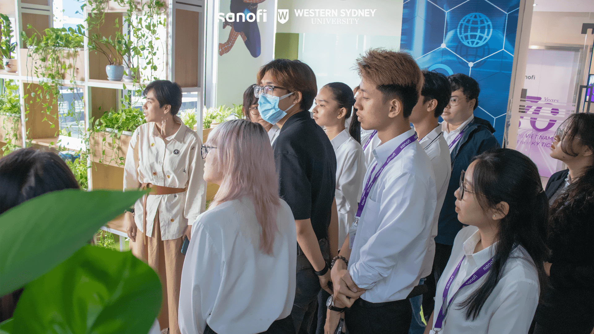 Sau phiên chia sẻ, sinh viên được hướng dẫn tham quan các khu vực văn phòng Sanofi. “Office Tour” này cũng được dẫn dắt bởi chị Anh Thư và chị Thanh Vân. 