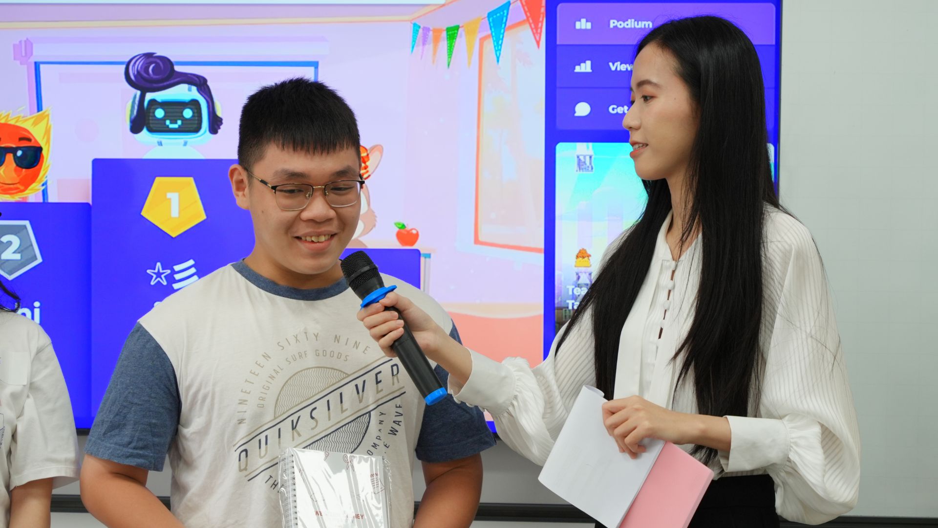 Chị Trần Bảo Thân Thiên đã dẫn dắt các đề tài chia sẻ đến với tân sinh viên