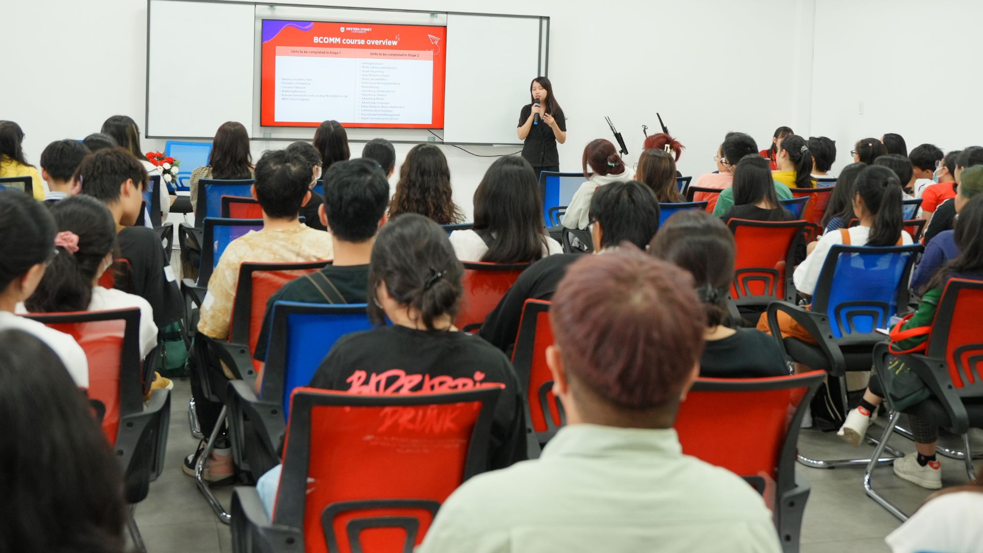 Chị Nguyễn Thị Thanh Tuyền hướng dẫn sinh viên về hệ thống học tập WSU