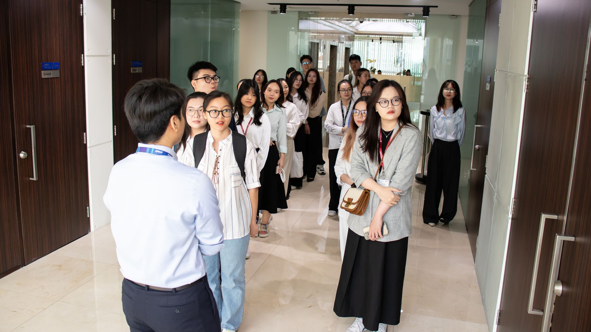 Sinh viên WSU đang đi tham quan văn phòng của KPMG Việt Nam