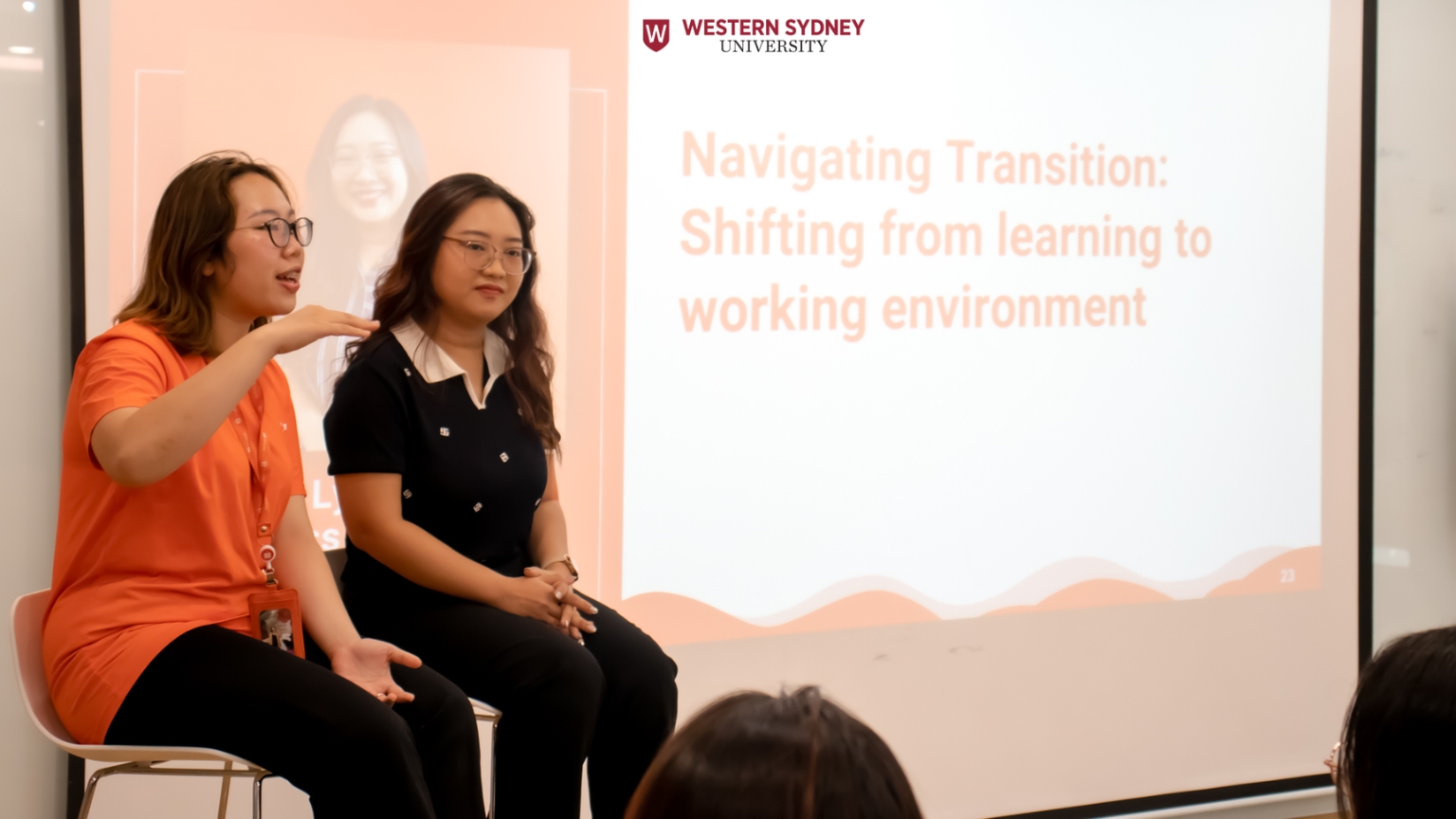 Các diễn giả chia sẻ và giải đáp câu hỏi về hành trình nghề nghiệp của mình tại Shopee Việt Nam