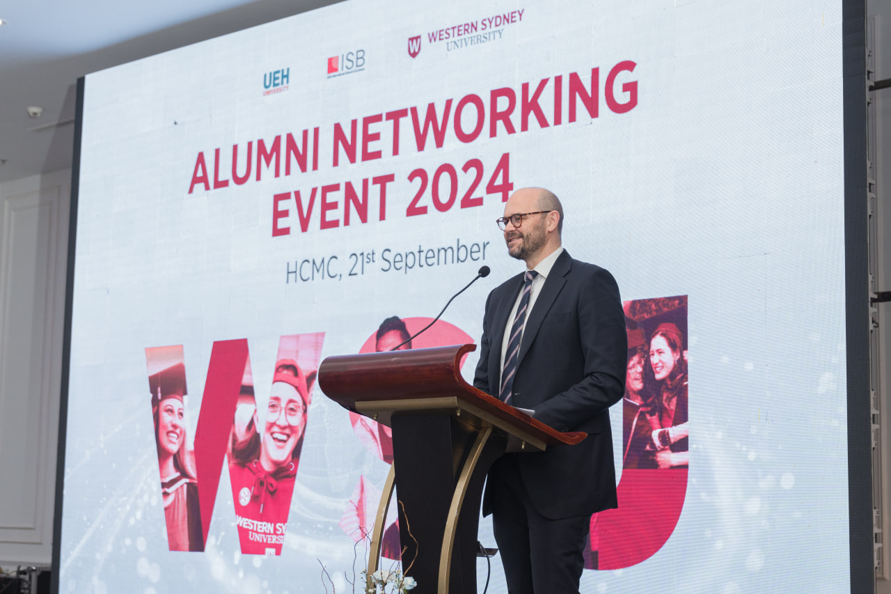 Will Nankervis phat bieu trong su kien Alumni Networking Event 2024