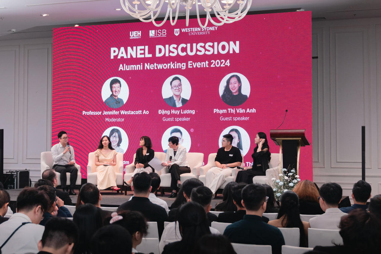 Cac cuu sinh vien chia se trong phan Panel Discussion