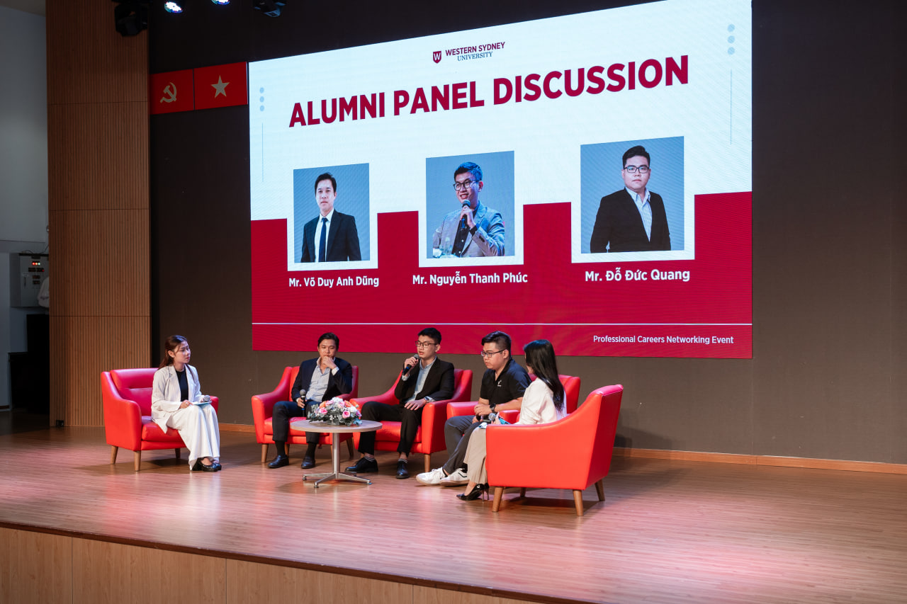 Panel Discussion - Bí quyết Networking từ các Cựu sinh viên