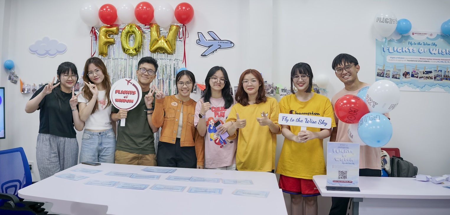 Kim Thuỳ rạng rỡ cùng các thành viên trong dự án Flights of Wisdom
