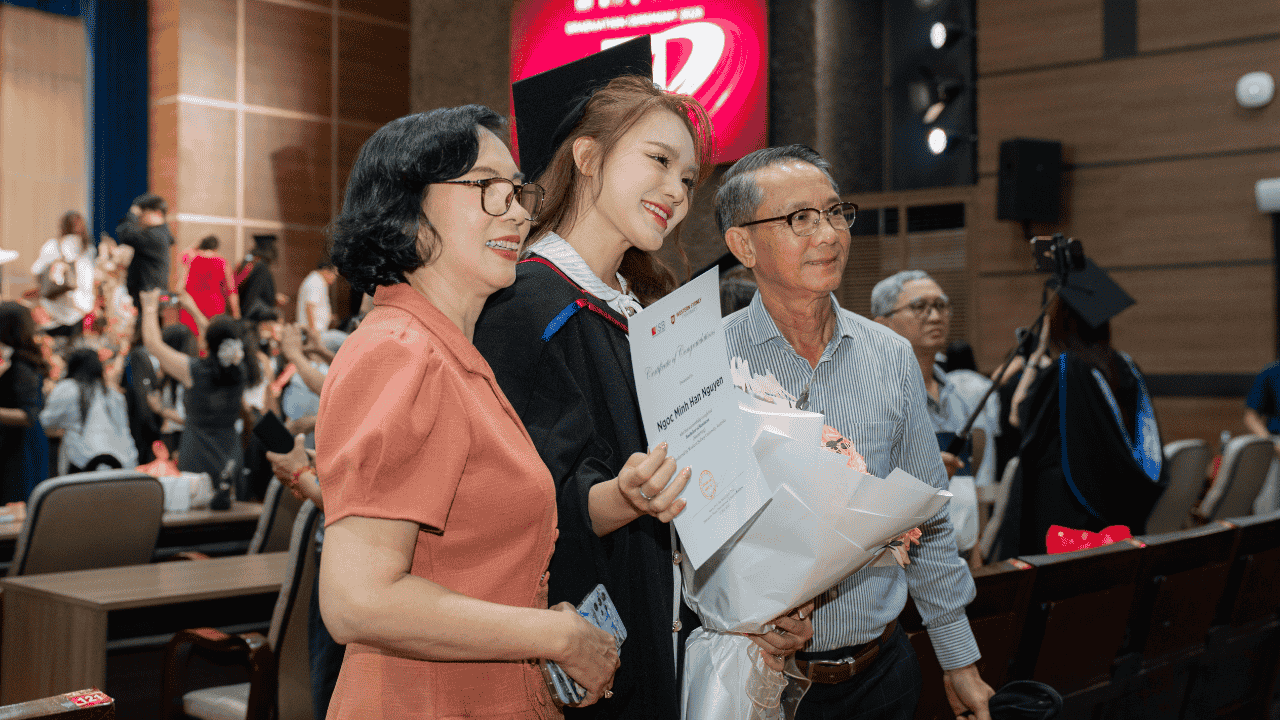 Tân cử nhân rạng rỡ bên người thân và gia đình