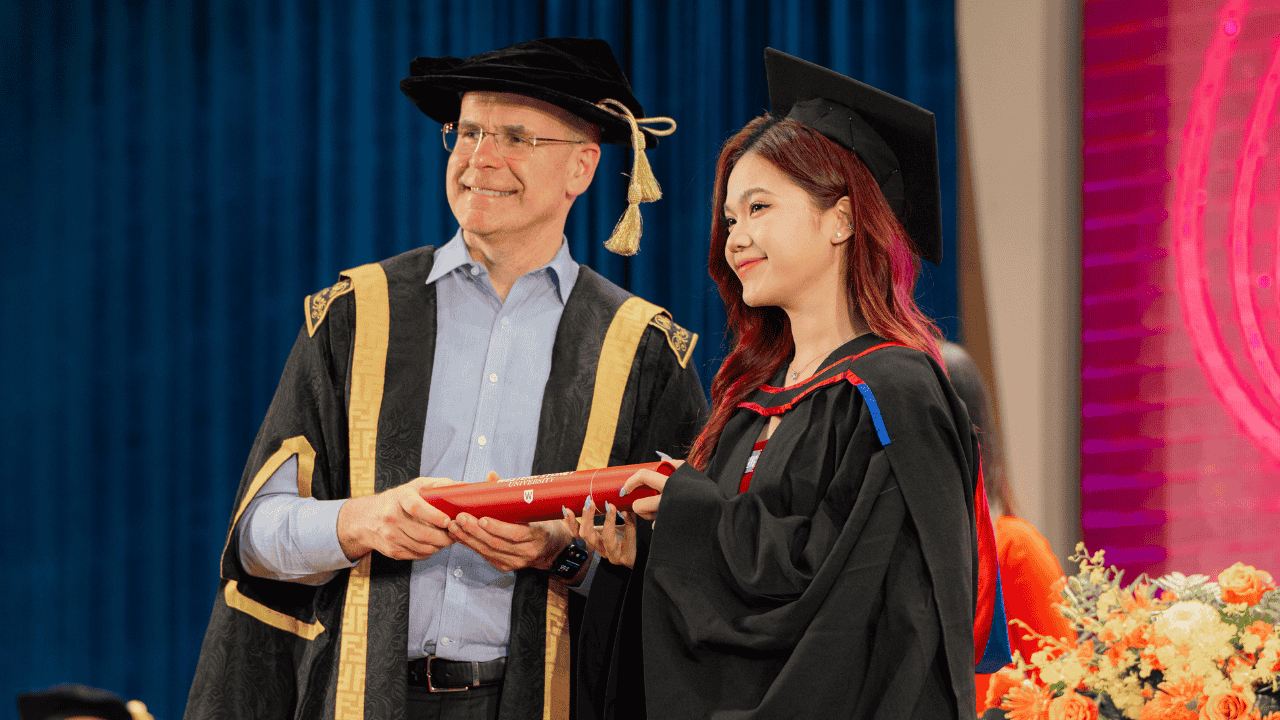 Hình ảnh tự hào của Tân cử nhân tại Lễ tốt nghiệp Đại học Western Sydney tháng 5/2025