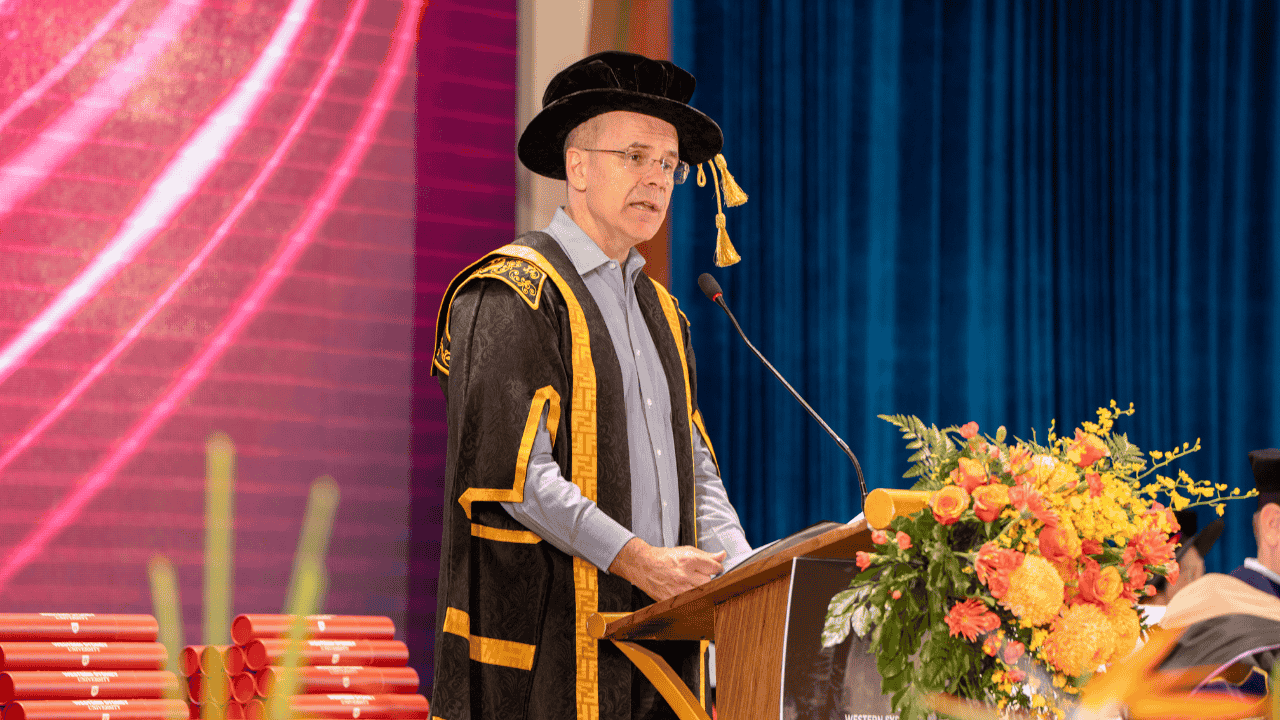 Giáo sư Danh dự George Williams AO - Phó Hiệu trưởng và Chủ tịch Đại học Western Sydney phát biểu tại Lễ tốt nghiệp Đại học Western Sydney tháng 5/2025