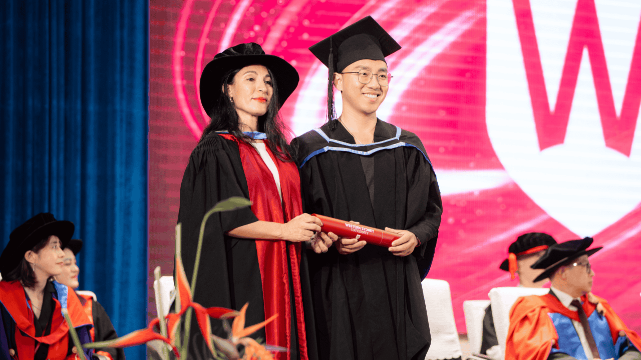 Giáo sư Hind Benbya, Hiệu trưởng Trường Kinh doanh tại Lễ tốt nghiệp