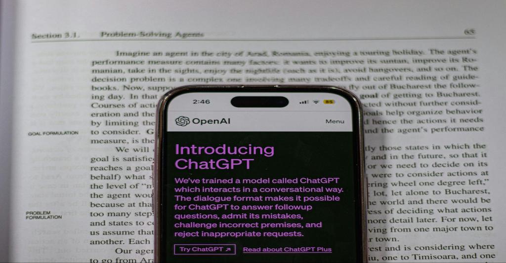 Cấm dùng Chat GPT, bắt thi giấy: Có phải đang kìm hãm sinh viên thời AI?