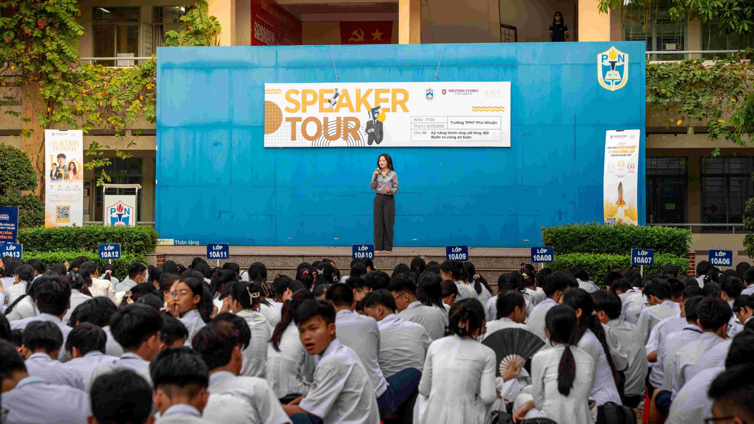 Ngọc Bình đứng trước hàng nghìn sinh viên trường THPT Phú Nhuận chia sẻ về chủ đề “Kỹ năng thích ứng với thay đổi, bước ra khỏi vùng an toàn”