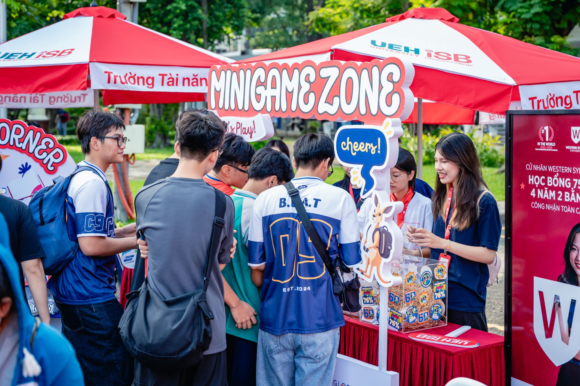 Không khí sôi động tại gian hàng khi học sinh liên tục ghé chơi minigame và rinh về nhiều phần quà hấp dẫn