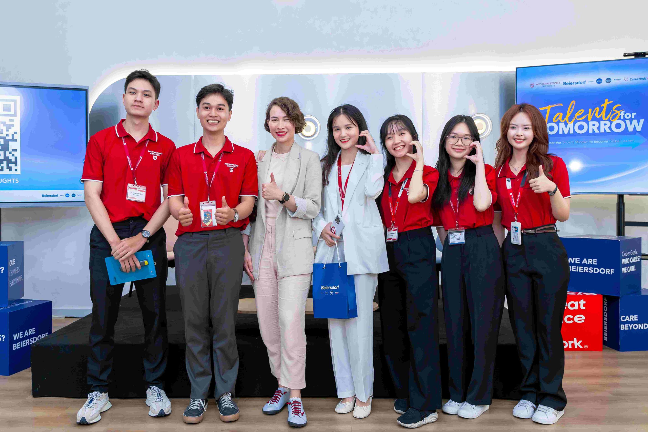 Ngọc Bình cùng giảng viên và sinh viên tại sự kiện hướng nghiệp do Western Sydney Việt Nam phối hợp cùng Beiersdorf thực hiện