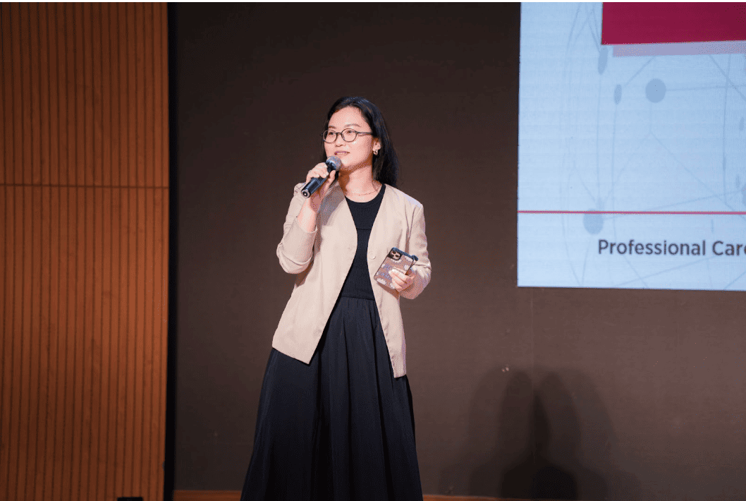 Diễn giả Lưu Võ Kim Vy chia sẻ trong sự kiện Professional Careers Networking Event