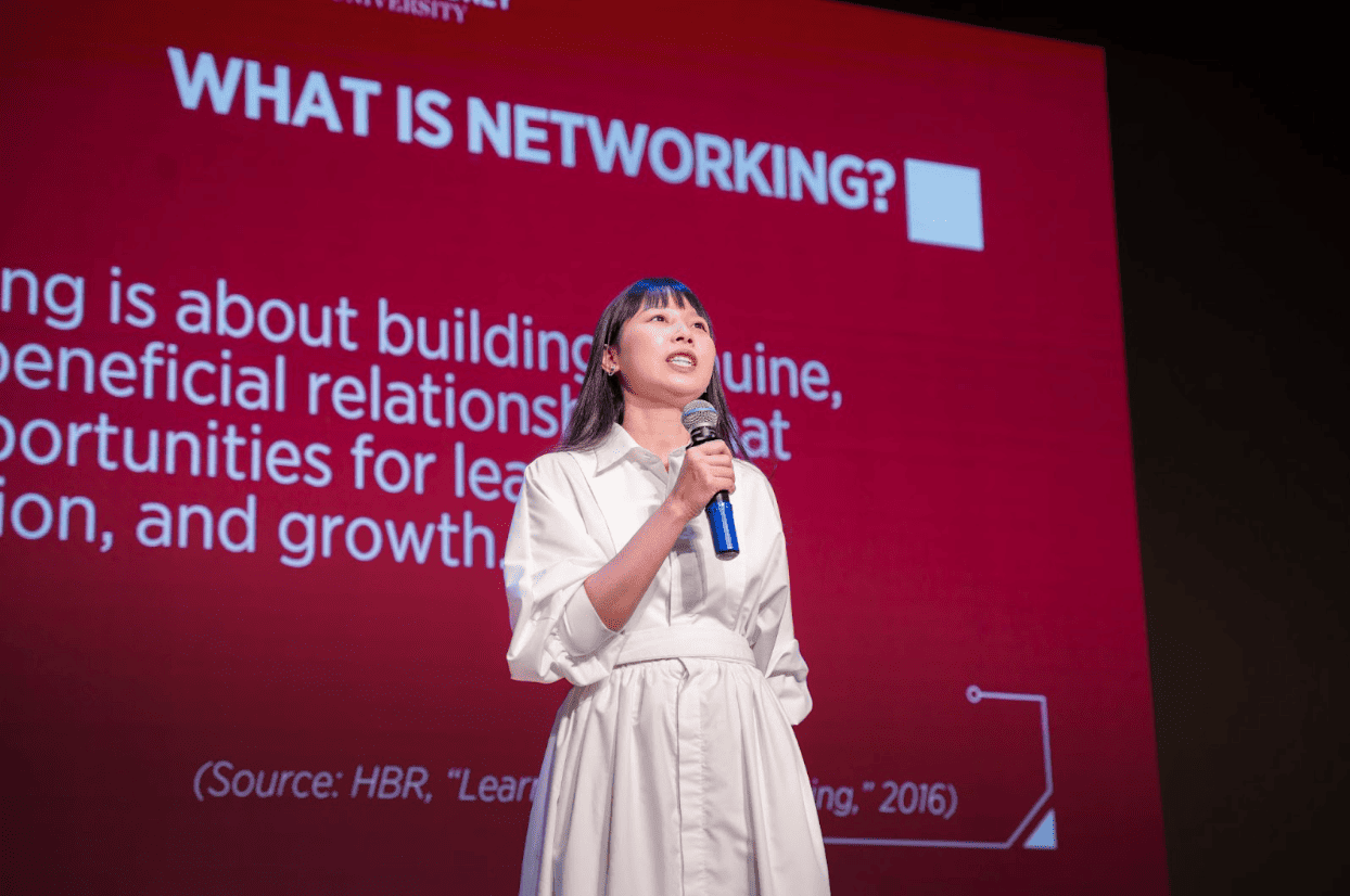 Diễn giả Nguyễn Thị Vân Anh chia sẻ tầm quan trọng của networking tại sự kiện