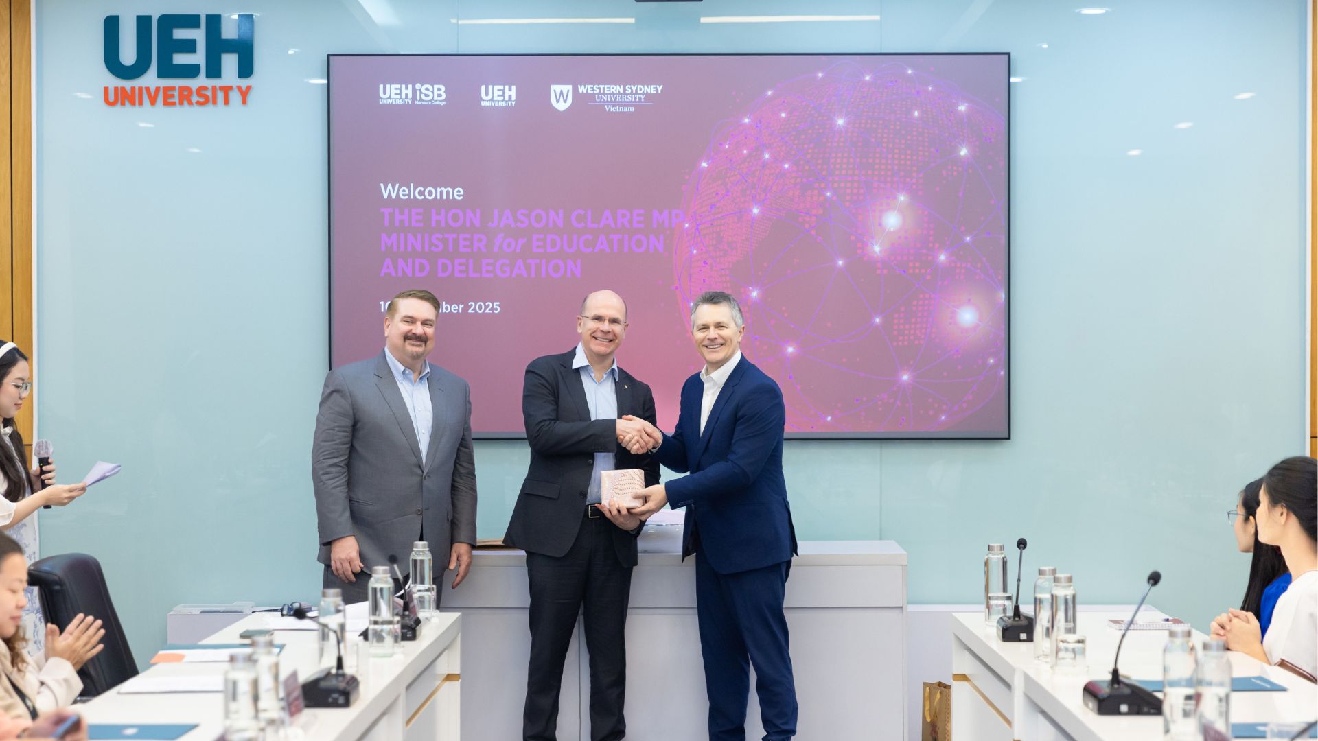 the-hon-jason-clare-chup-anh-cung-dai-dien-western-sydney