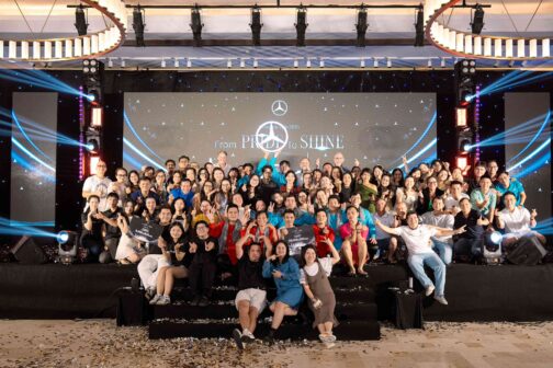 Anh Khôi cùng đội ngũ tại Mercedes‑Benz Vietnam trong quá trình thực tập và làm việc tại môi trường tập đoàn đa quốc gia.