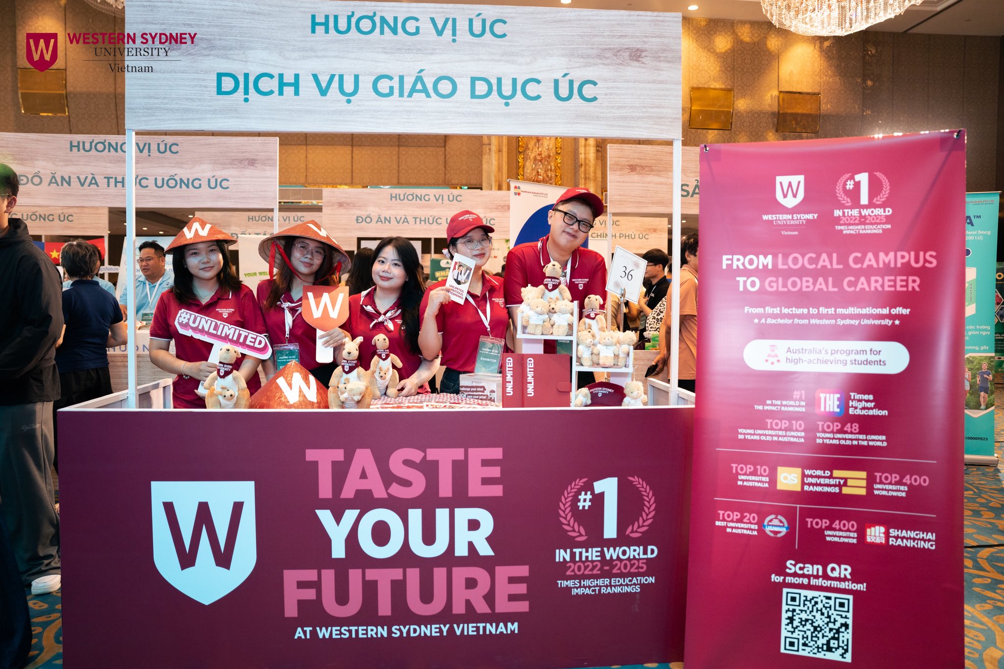 Gian hàng mang màu đỏ đặc trưng của Western Sydney Việt Nam tại triễn lãm