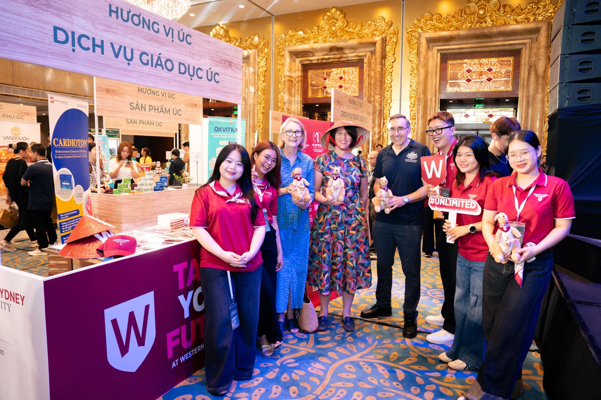 Gian hàng Western Sydney Việt Nam cùng đại diện Lãnh sự quán Úc tại triễn lãm