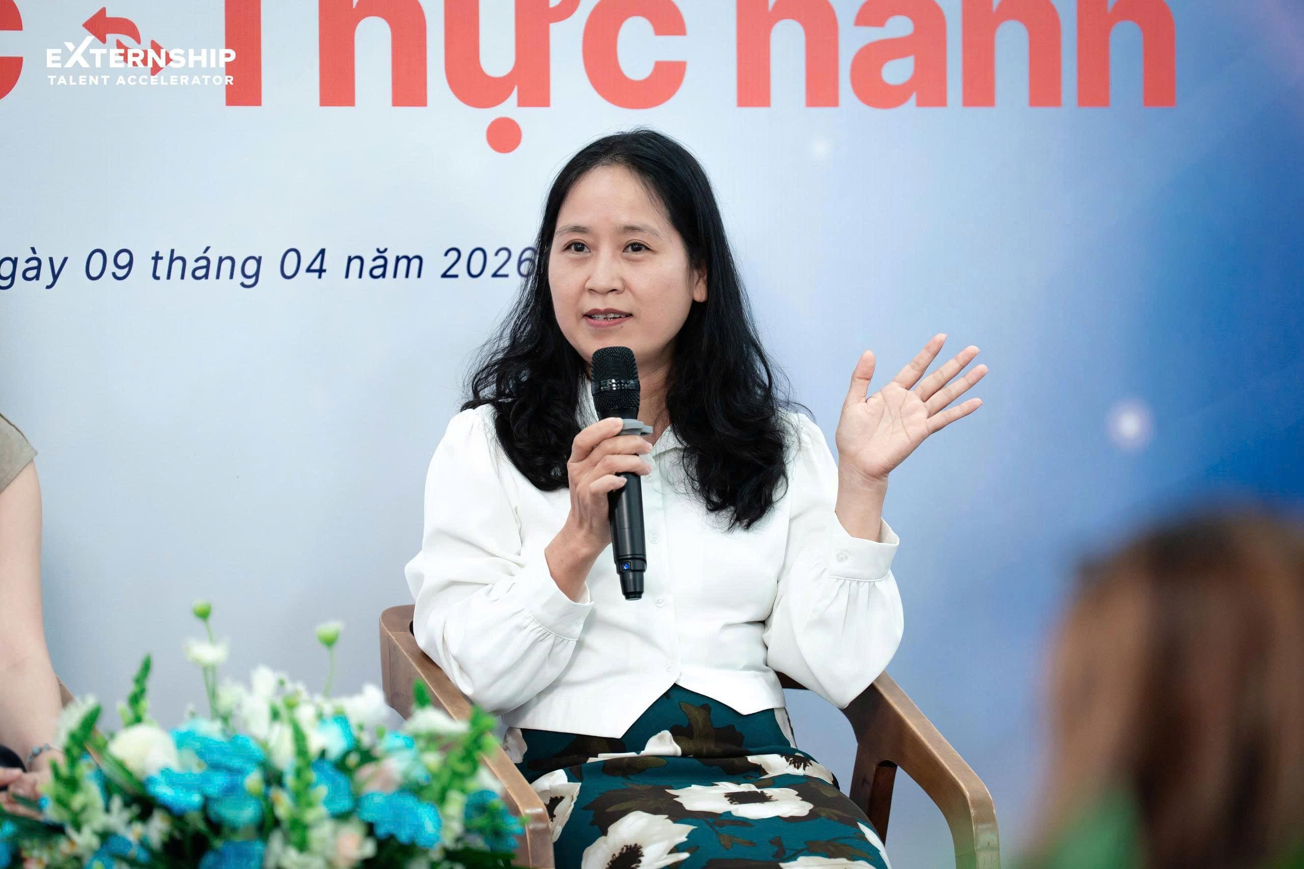 Chị Thắm, HRD tại Colgate-Palmolive Việt Nam, chia sẻ về việc đưa sinh viên tham gia trực tiếp vào các dự án thực tế của doanh nghiệp.