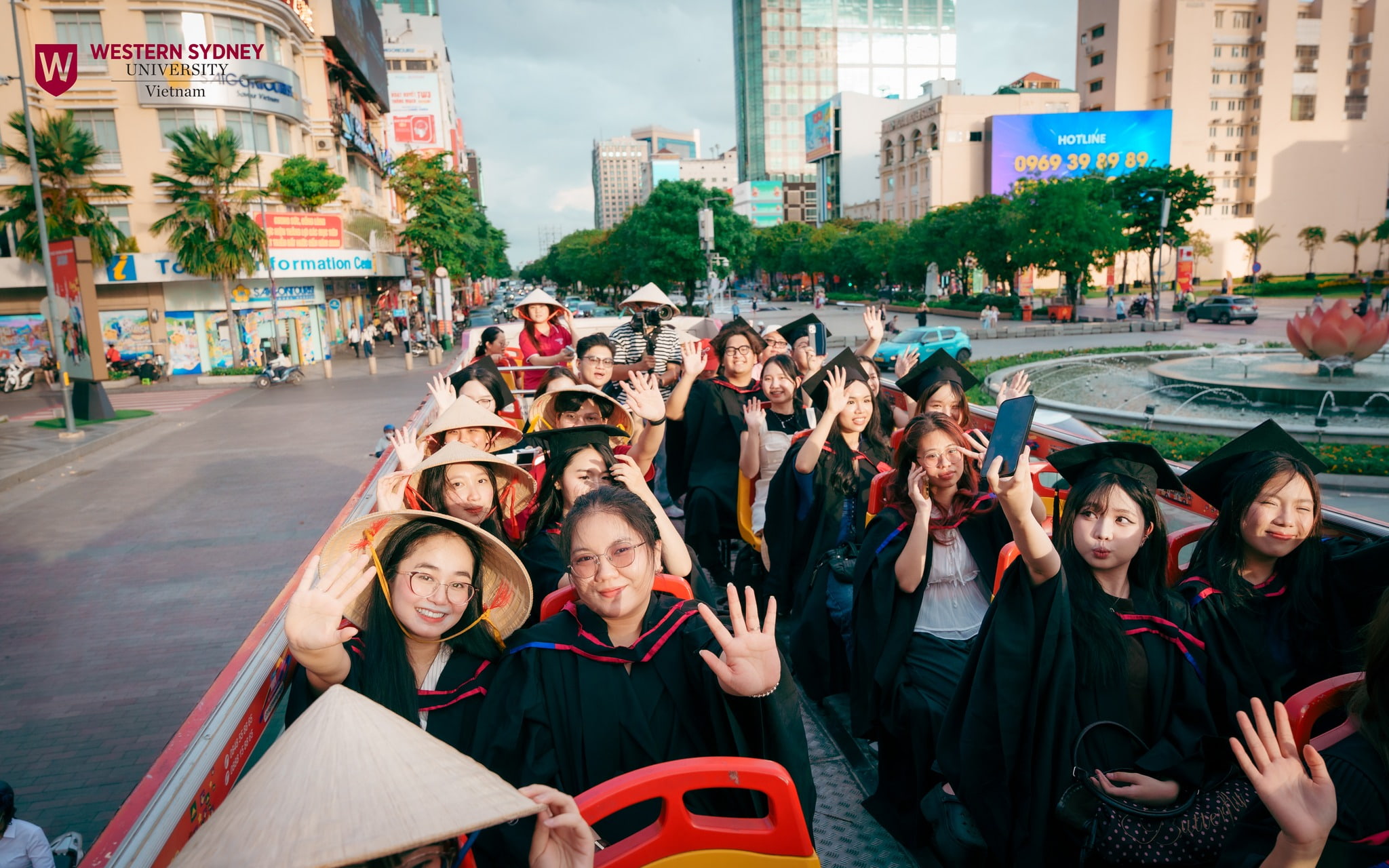 Tân cử nhân WSU rạng rỡ check-in trên xe buýt