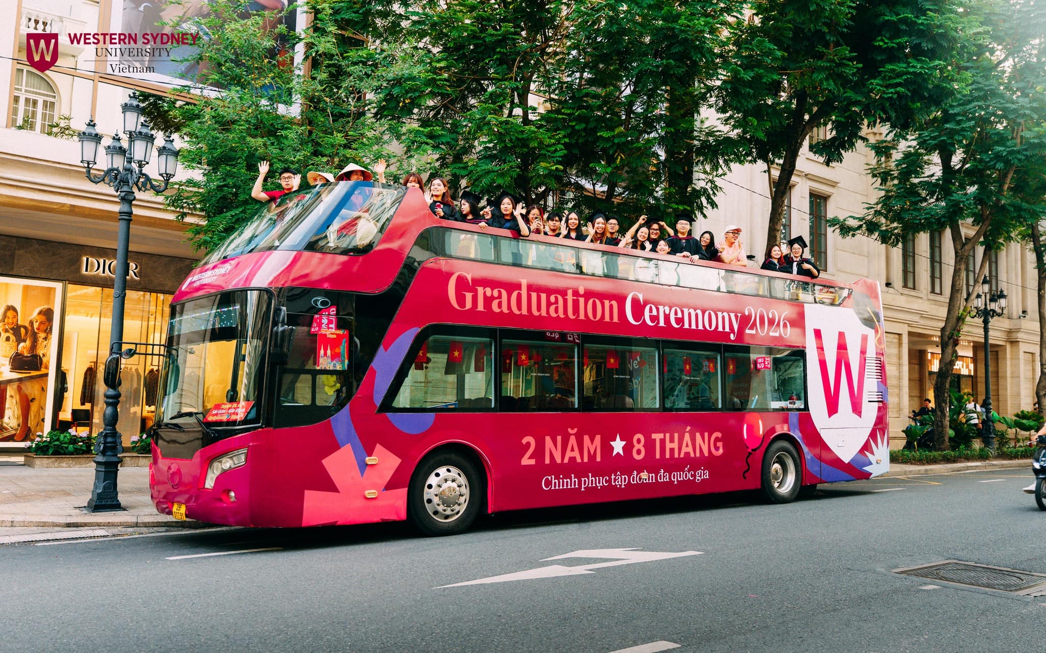 Xe buýt 2 tầng Western Sydney Việt Nam đỏ bật giữa trung tâm thành phố