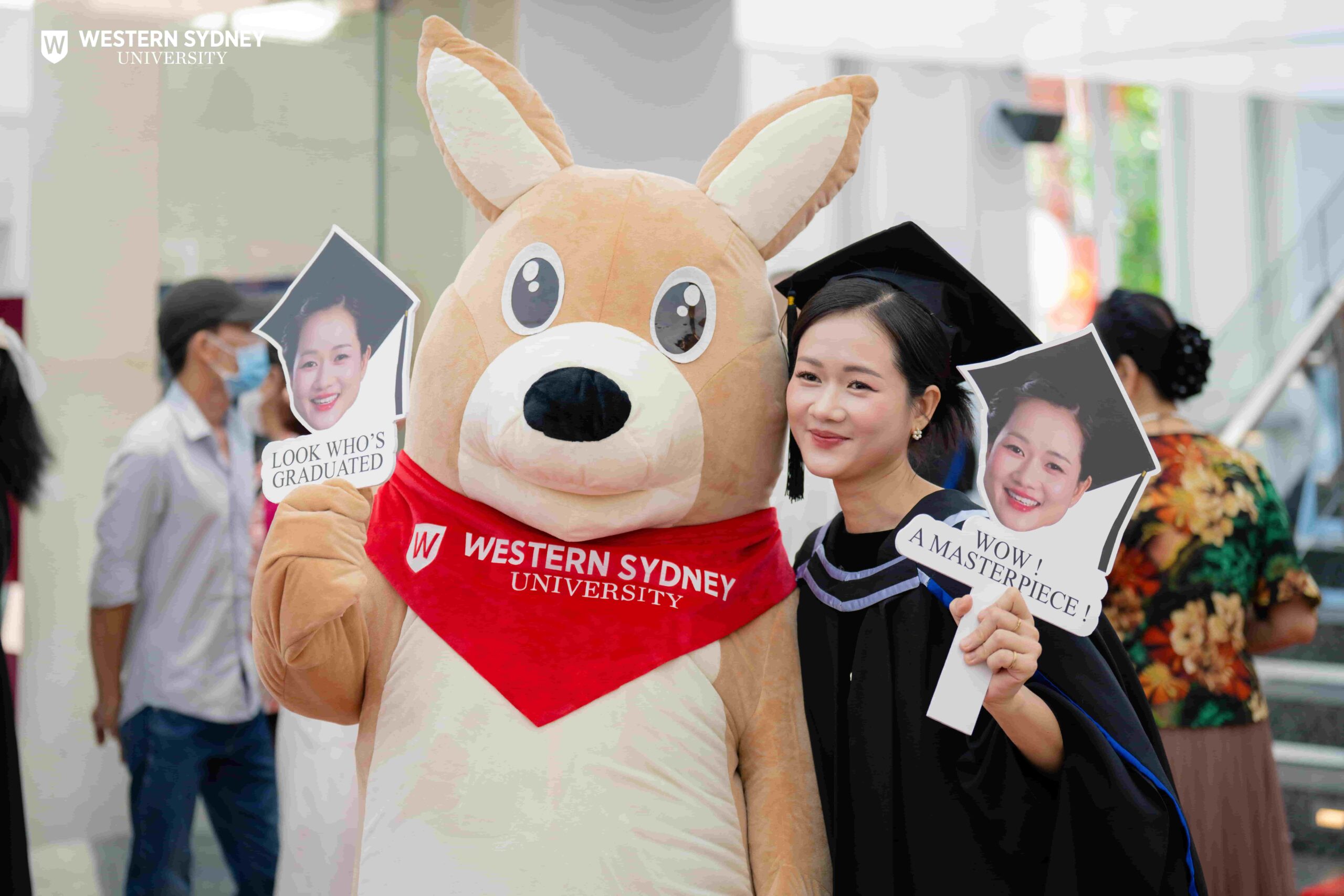 Mascot Kangaroo chụp ảnh sinh viên tốt nghiệp WSU