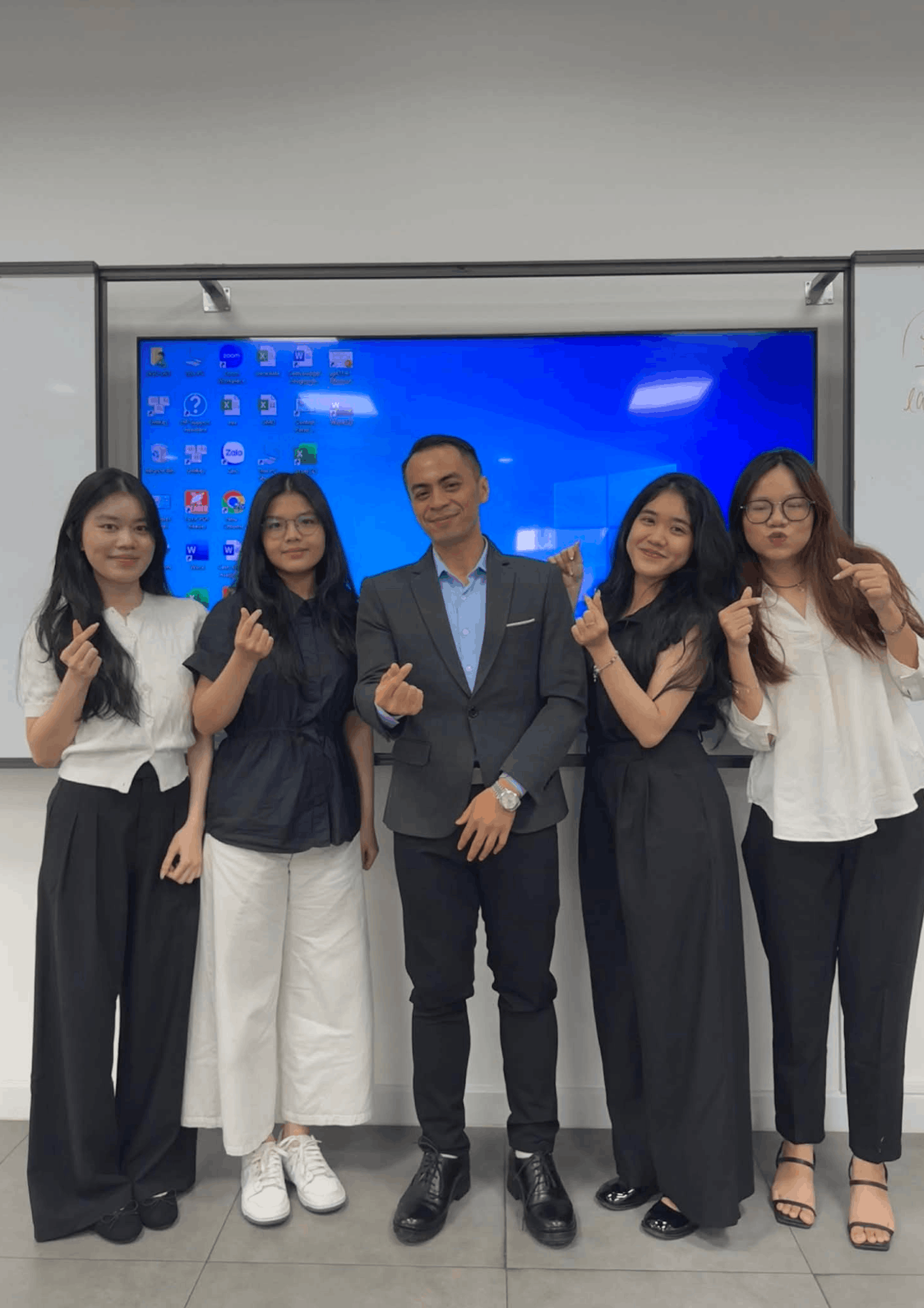 Thầy Phúc cùng các bạn sinh viên tại Western Sydney Việt Nam