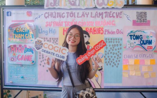 Lê Anh Chi tại gian hàng COGIC Debate Club