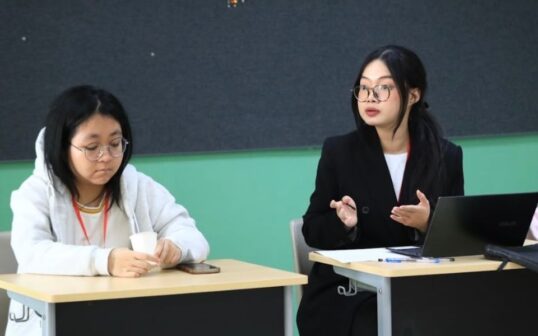 Lê Anh Chi trong vai trò giám khảo tại một cuộc thi tranh biện.