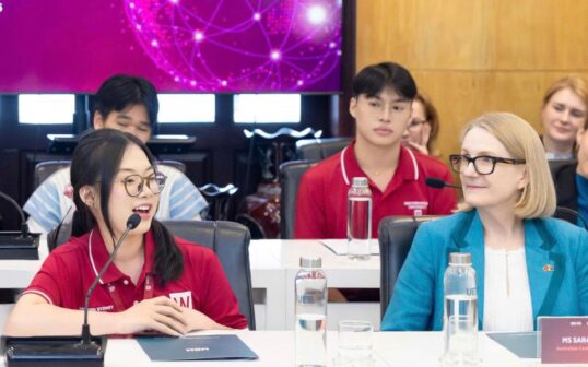 Hình ảnh Anh Chi trong buổi đón tiếp Bộ trưởng Bộ Giáo dục Úc tại Western Sydney Việt Nam