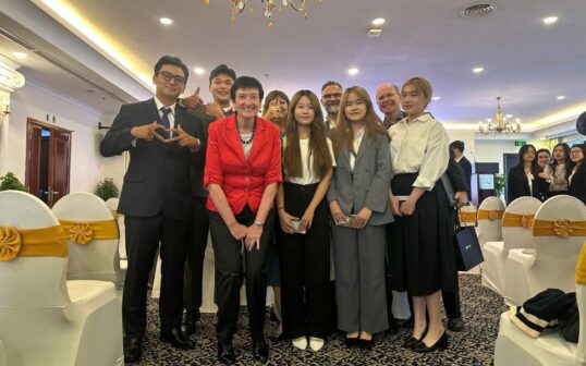 Huy La tham gia hoạt động giao lưu cùng sinh viên và khách mời tại Western Sydney University Việt Nam.