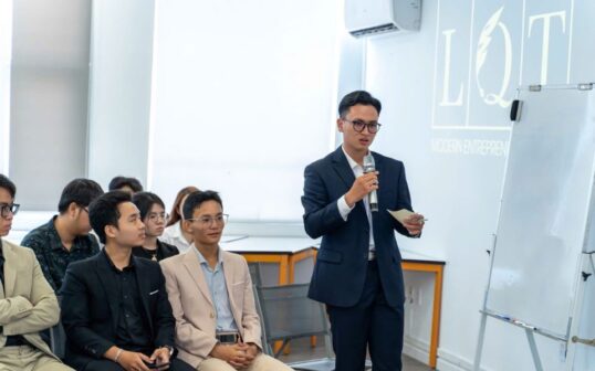 Huy La phát biểu trong một hoạt động học thuật thuộc chương trình Cử nhân Tài năng LQT.