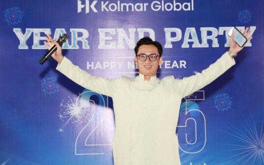 Huy La trong vai trò MC tại sự kiện Year End Party của KOLMAR Global.