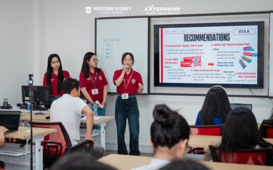 Sinh viên Western Sydney Việt Nam đang thuyết trình dự án thực nghiệm trong chương trình ETA