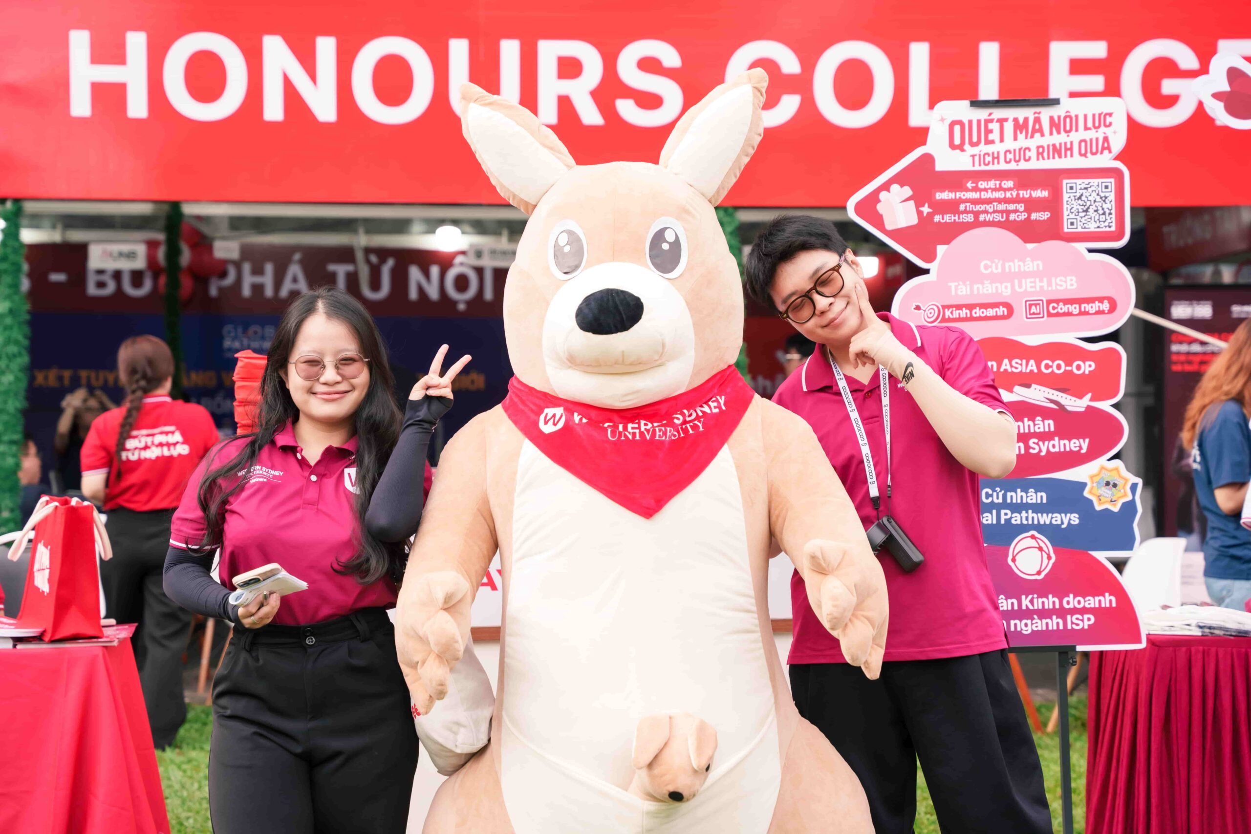 Gian hàng Western Sydney Việt Nam tại ngày hội cùng Mascot chuột túi