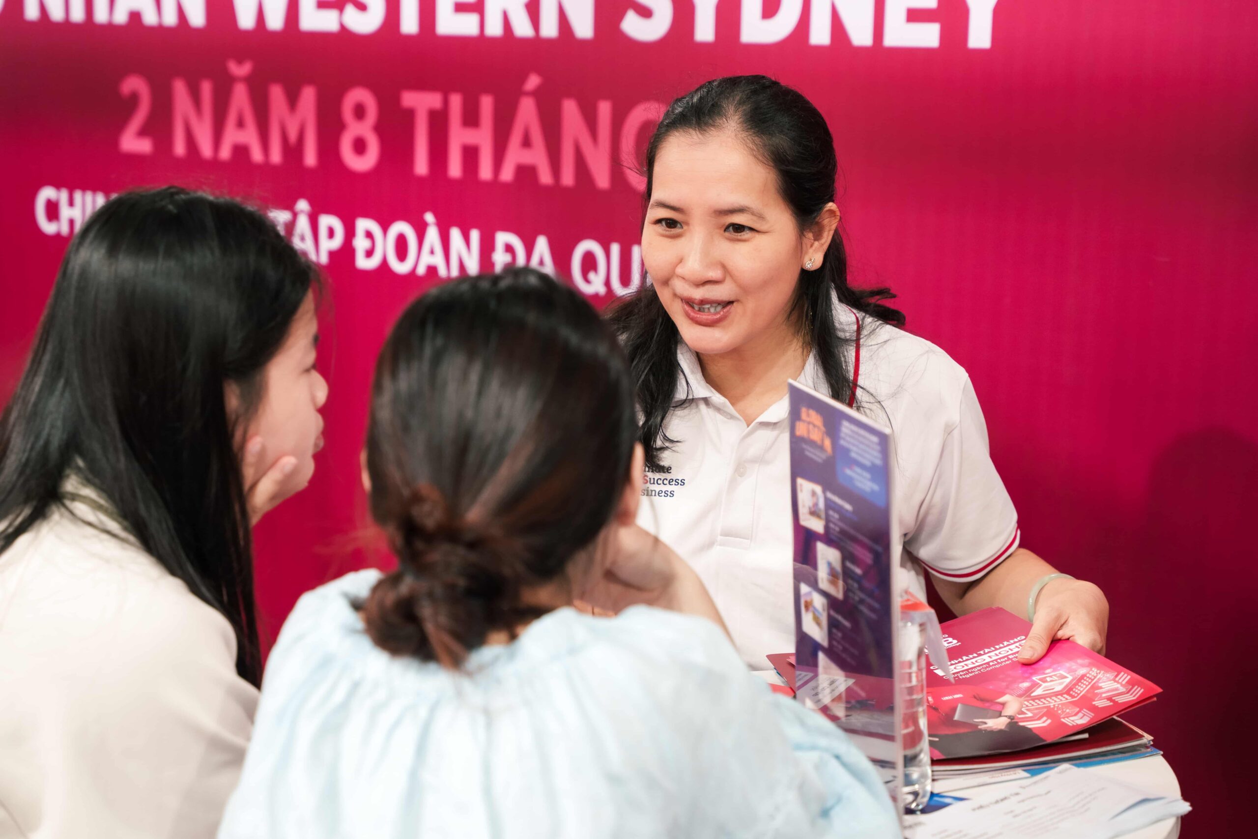 Học sinh tìm hiểu chương trình Cử nhân tại gian tư vấn