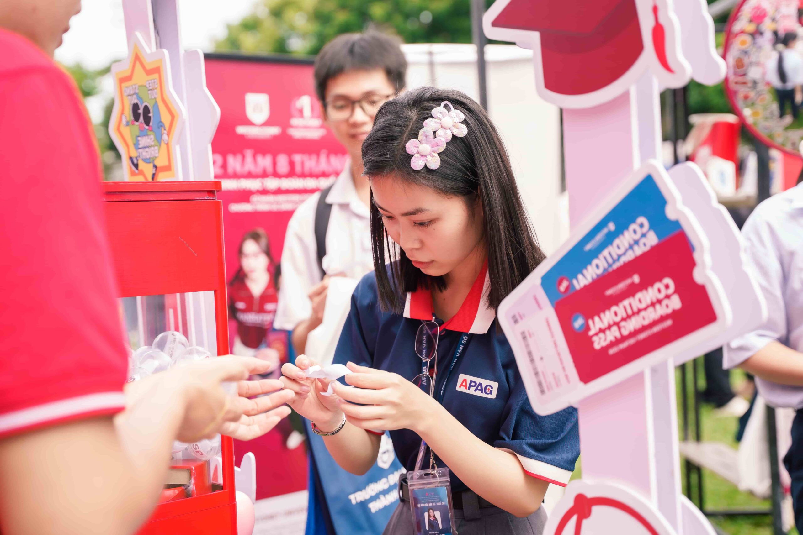 Học sinh tham gia minigame và nhận quà tại gian hàng