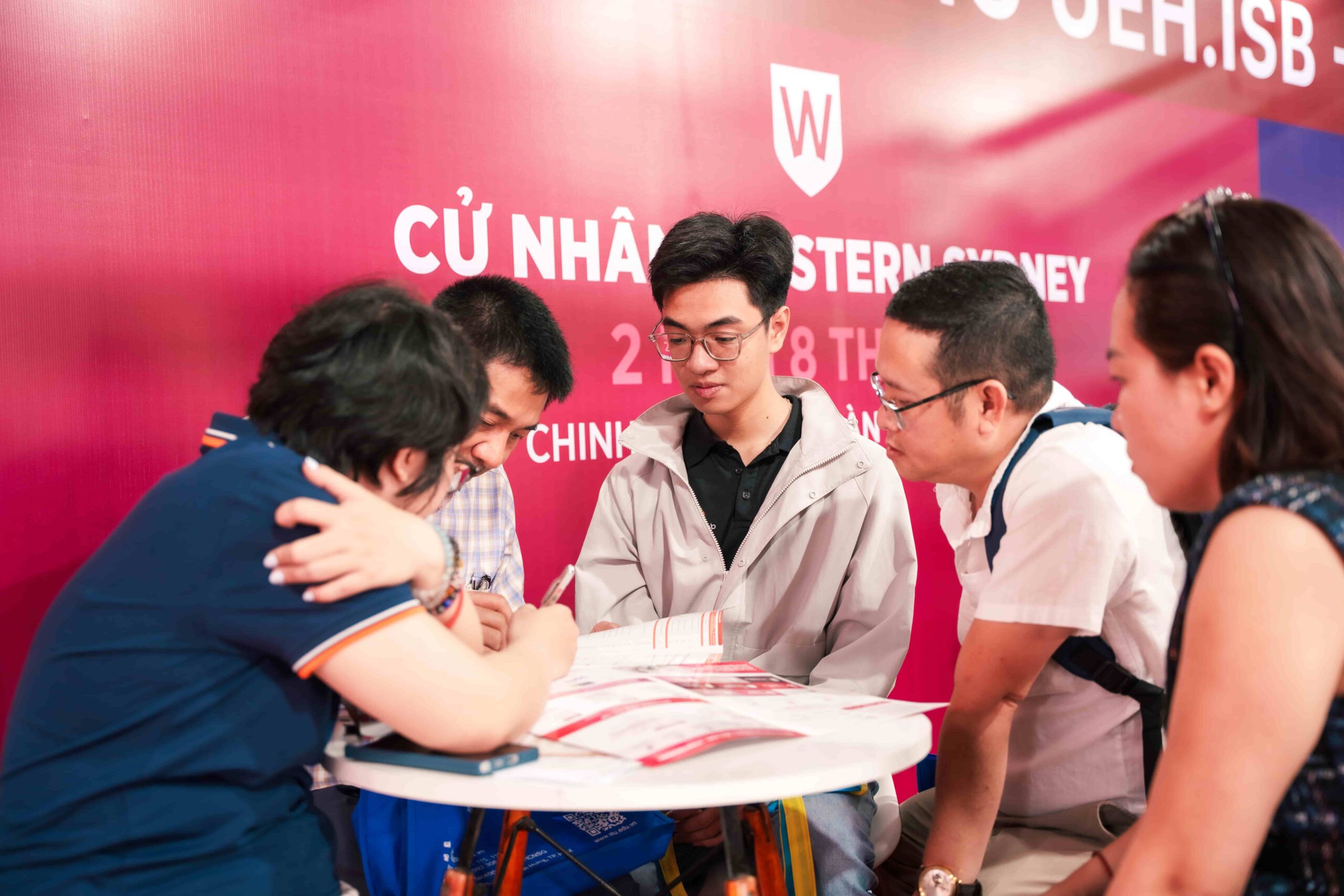 Đội ngũ tuyển sinh tư vấn học bổng cho học sinh và phụ huynh
