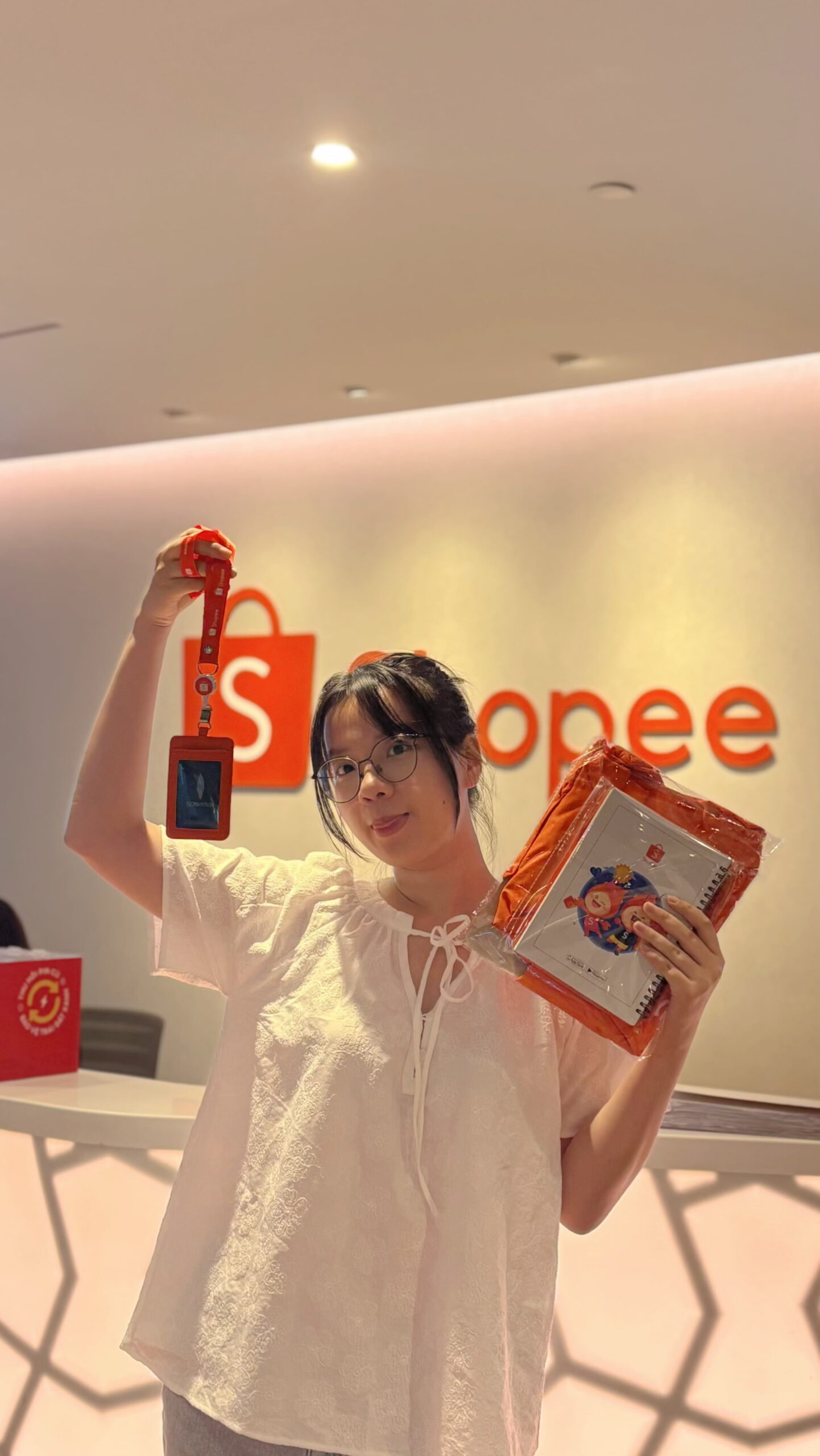 Khánh Quỳnh trải nghiệm môi trường làm việc Product Marketing tại Shopee