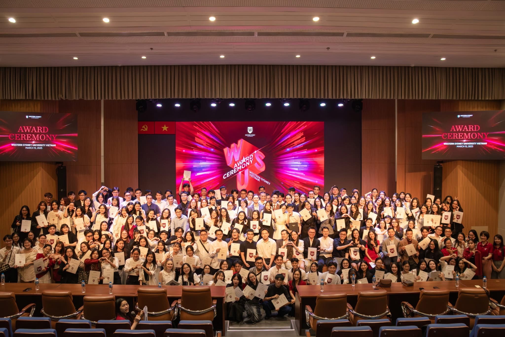 Khánh Quỳnh cùng các bạn sinh viên Western Sydney Việt Nam tại lễ trao giải Award Ceremony