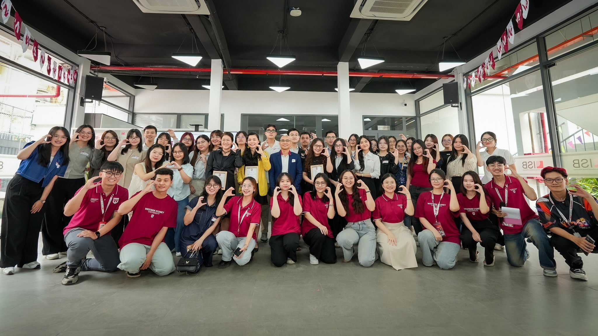 Các bạn sinh viên Western Sydney Việt Nam tại một buổi talkshow chia sẻ
