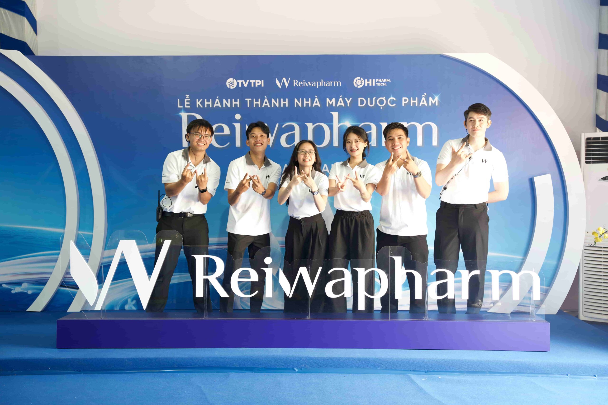Quốc Bảo cùng đội ngũ TV TPI tự hào tại Lễ khánh thành Nhà máy Dược phẩm Reiwapharm
