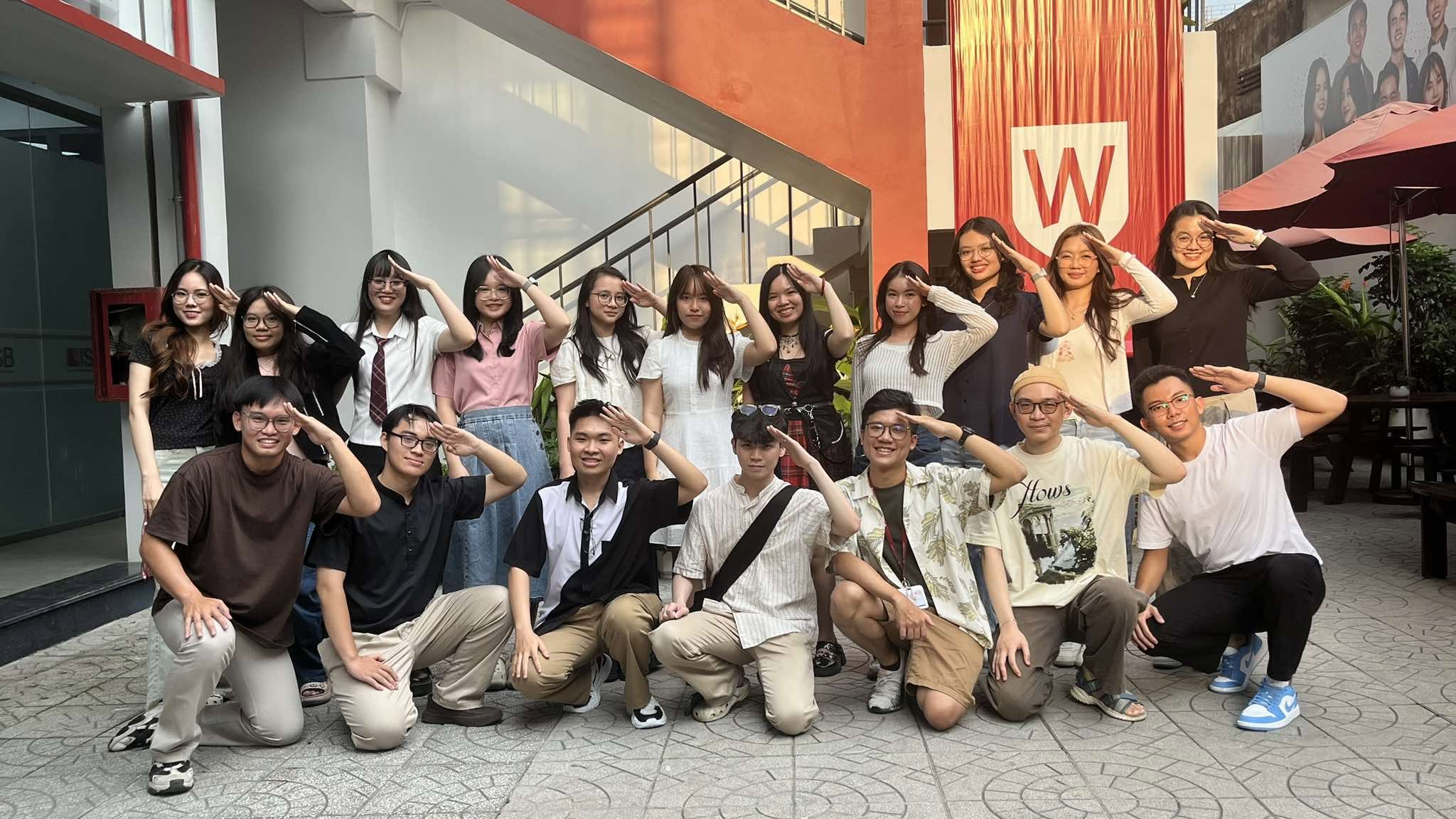 Quốc Bảo cùng các thành viên trong dự án Filghts of Wisdom