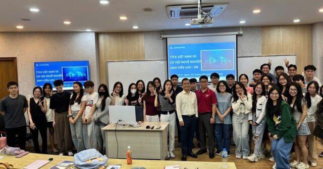 Thầy Trần Đình Long và sinh viên Western Sydney.