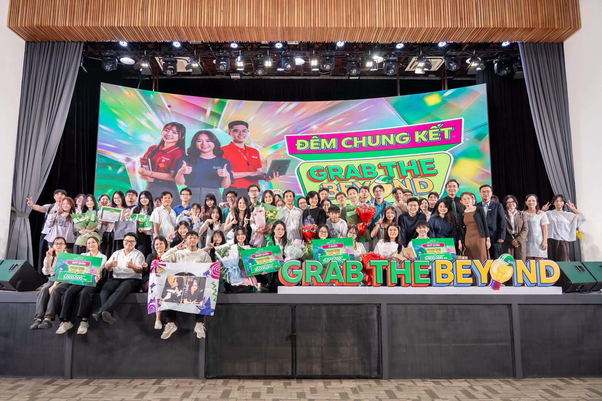Toàn cảnh các đội thi chung kết Grab The Beyond 2026
